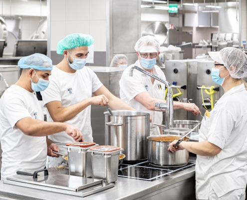 Personal kocht gemeinsam in Großküche