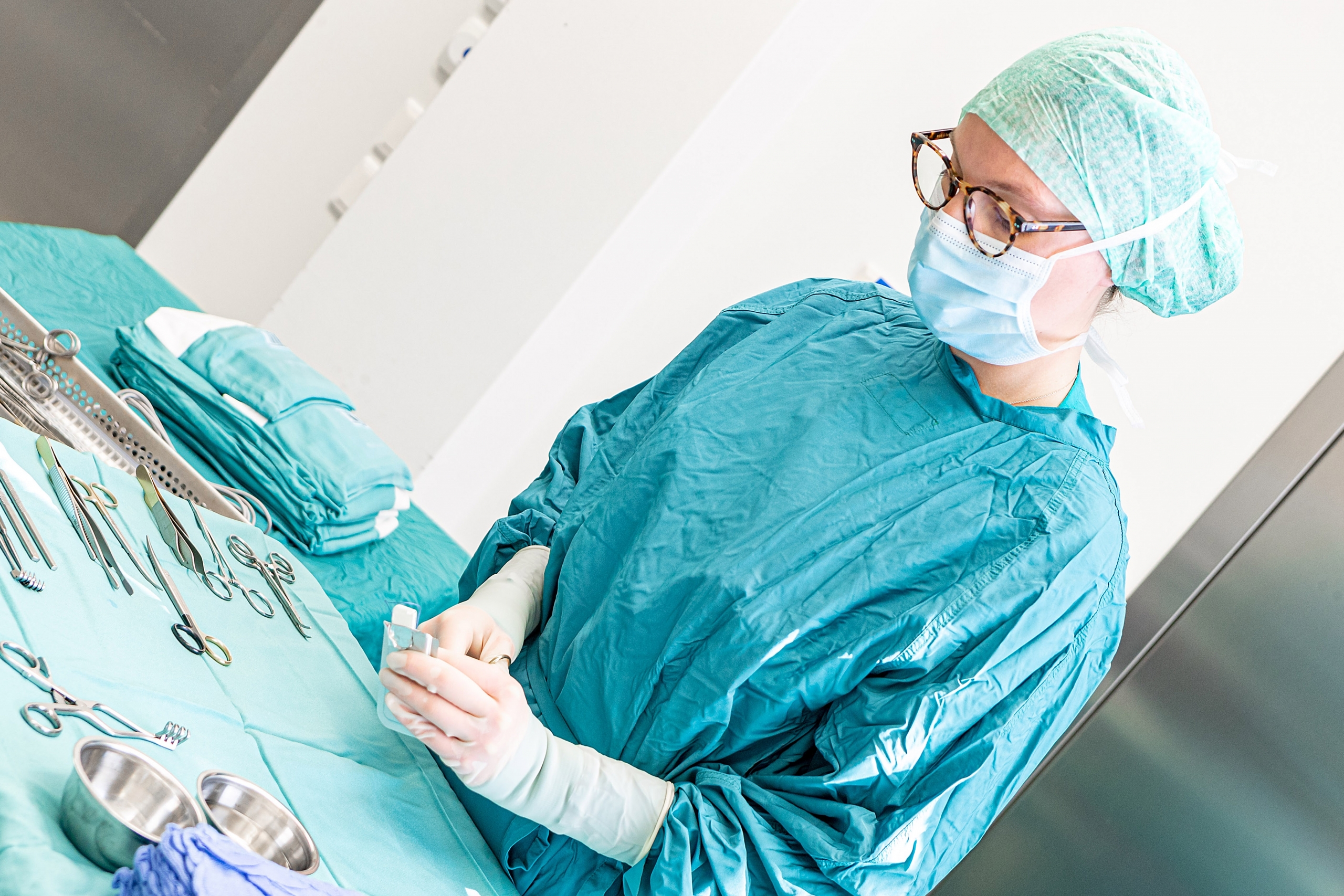 Tageschirurgie - Pflegepersonal bereitet medizinische Instrumente vor