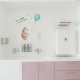 Klinisches Zimmer mit Bär-, Luftballon- und Hasenabbildung auf der Wand