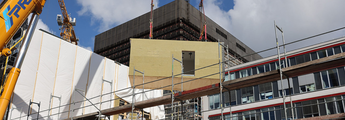 Anlieferung der neuen Holzmodule für das neue Stationsgebäude im AKH Wien